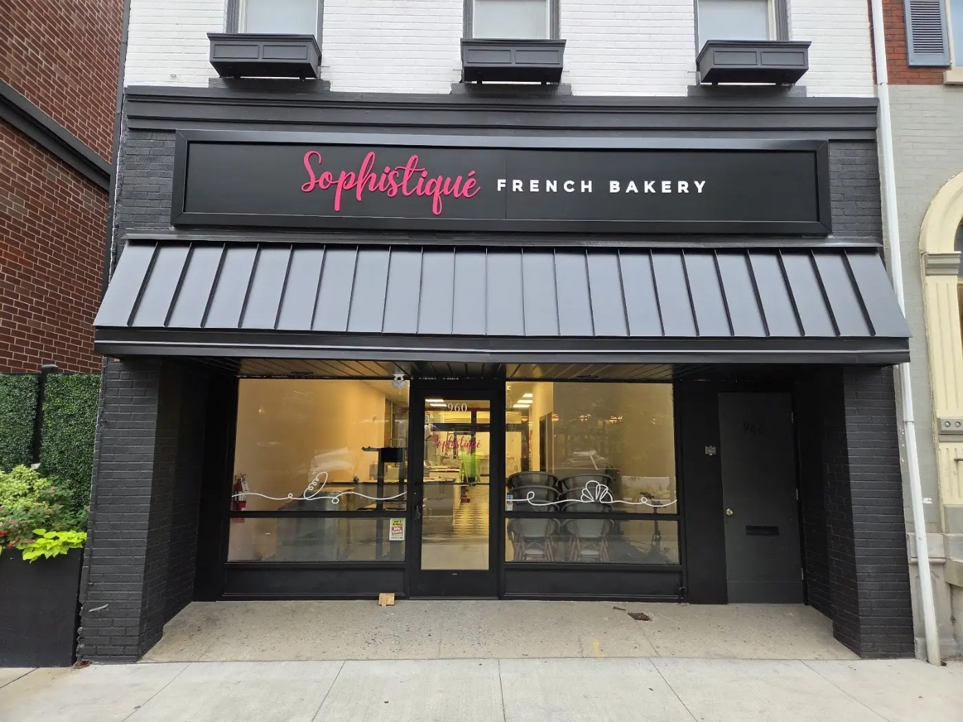 Sophistiqué storefront in daylight